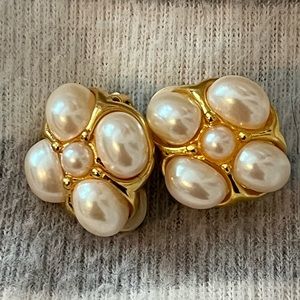 Richelieu Gold tone and pearl clip-on earrings!
